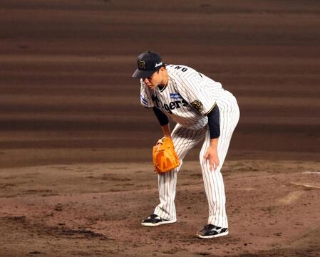 　６回、大竹は岸田に四球を許す（撮影・山口登）