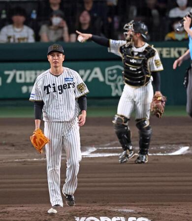 　６回、岸田に四球を与え満塁にする大竹（撮影・立川洋一郎）