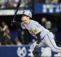 　６回、安打を放つ（撮影・田中太一）