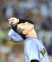 　４回、オースティンに勝ち越しソロを浴び、脱帽する伊原（撮影・西岡正）