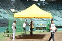 　テントの影に入る木浪（撮影・西田忠信）