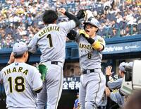 　１回、２ランを放った佐藤輝は森下とタッチを交わす＝２８日