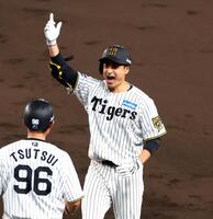 　５回、同点適時打を放った大竹は一塁ベース上で雄たけびを上げる（撮影・山口登）