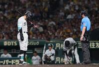 　６回、見逃し三振に倒れた佐藤輝（左）＝撮影・北村雅宏