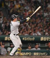 　８回、ソロを放つ森下（撮影・西田忠信）