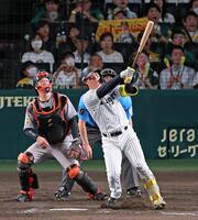 　８回、左翼スタンドへソロを放つ森下（撮影・立川洋一郎）