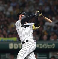 　８回、ソロを放つ森下（撮影・北村雅宏）