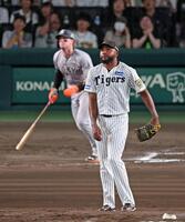 　６回、キャベッジに走者一掃の適時二塁打を打たれるドリス（撮影・立川洋一郎）