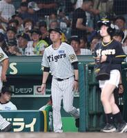 　巨人に敗れ、あいさつに向かう藤川監督（撮影・北村雅宏）