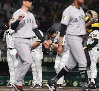 　巨人に敗れ、ファンにあいさつする藤川監督（中央）＝撮影・北村雅宏