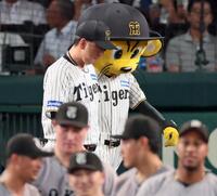 　巨人に敗れあいさつへ向かう藤川監督（撮影・立川洋一郎）