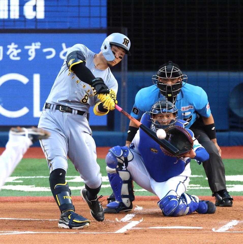 　１回、先制２ランを放つ佐藤輝（撮影・金田祐二）