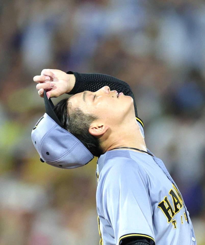 　４回、オースティンに勝ち越しソロを浴び、脱帽する伊原（撮影・西岡正）