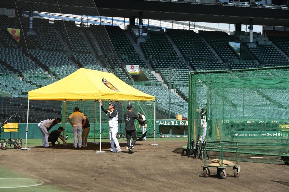 　本塁付近に設置されたテント（撮影・西田忠信）