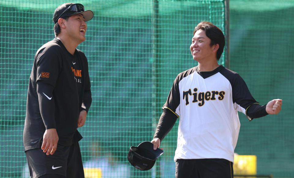 　試合前、岡本（左）と談笑する村上（撮影・北村雅宏）