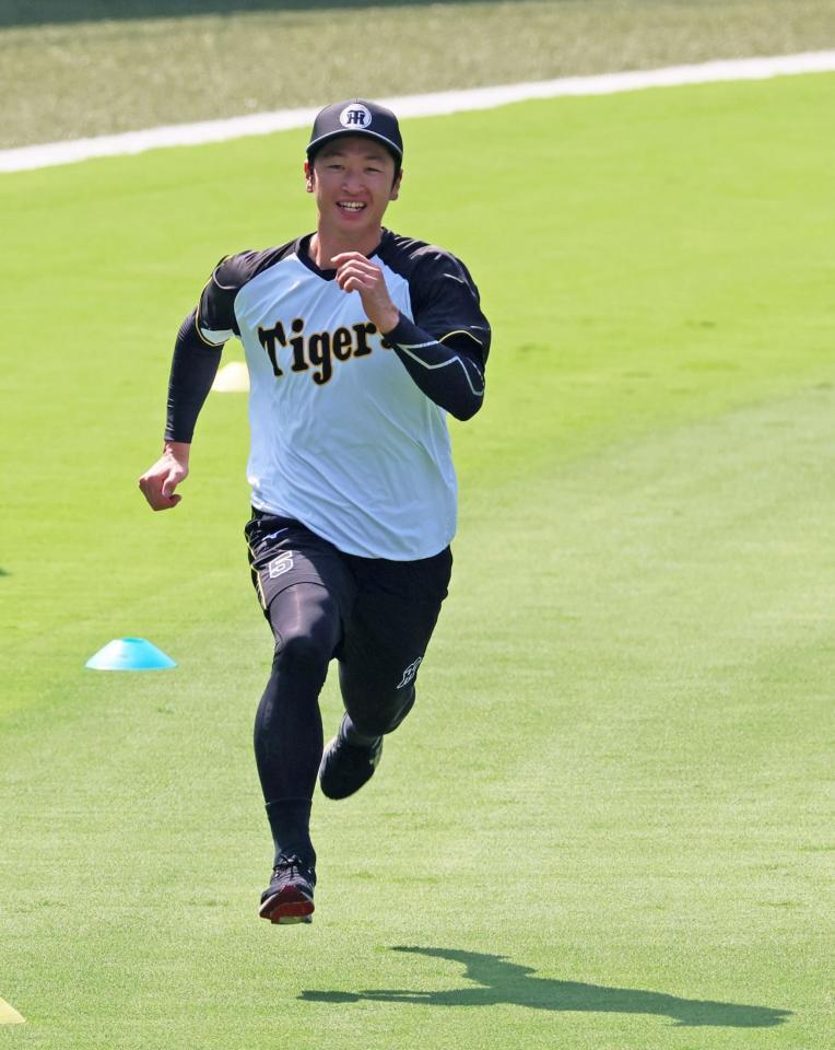 　ダッシュをして汗を流す近本（撮影・立川洋一郎）