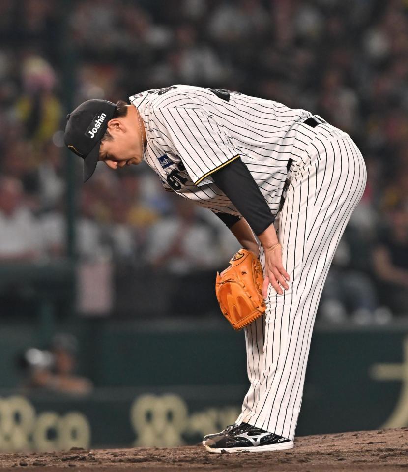 　６回、岸田に四球を与え膝に手をつく大竹（撮影・西田忠信）