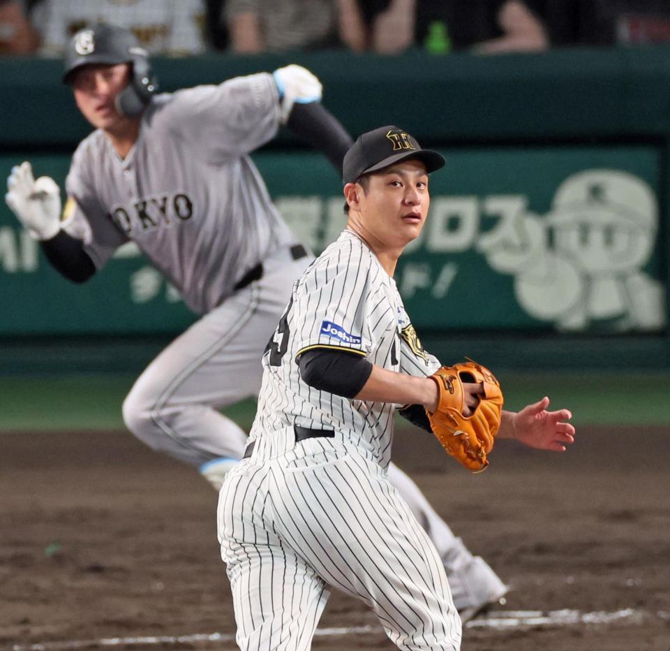 　４回、岸田に先制適時打を打たれる大竹（撮影・立川洋一郎）