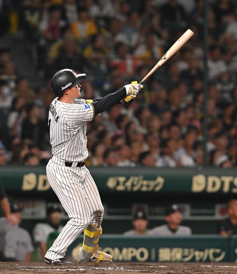 　８回、ソロを放つ森下（撮影・西田忠信）