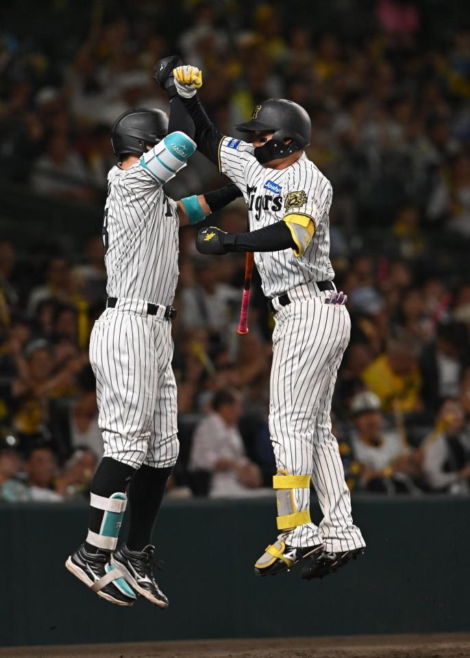 　８回、ソロを放ち佐藤輝（左）と喜ぶ森下（撮影・西田忠信）