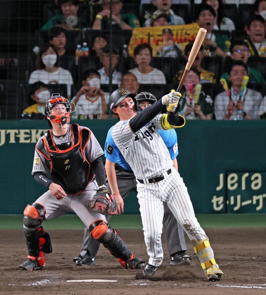 　８回、左翼スタンドへソロを放つ森下（撮影・立川洋一郎）