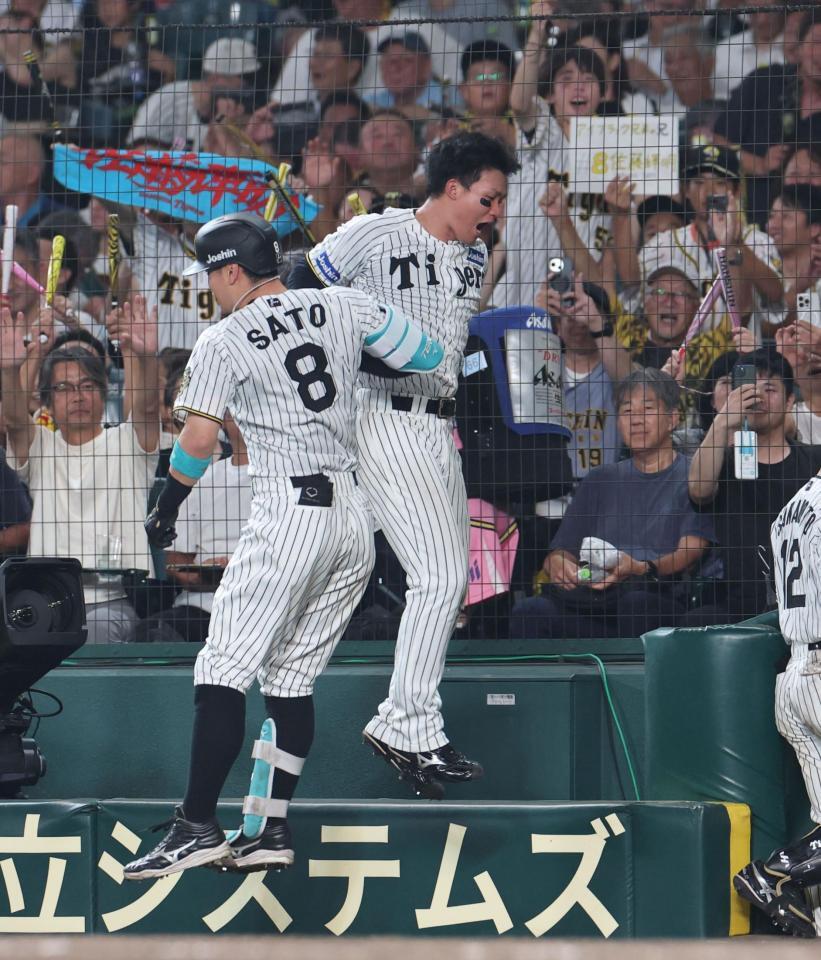 　８回、ソロを放った佐藤輝（８）を迎える森下（撮影・北村雅宏）