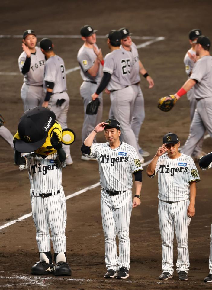 　巨人に敗れ、ファンにあいさつする藤川監督（中央）＝撮影・山口登