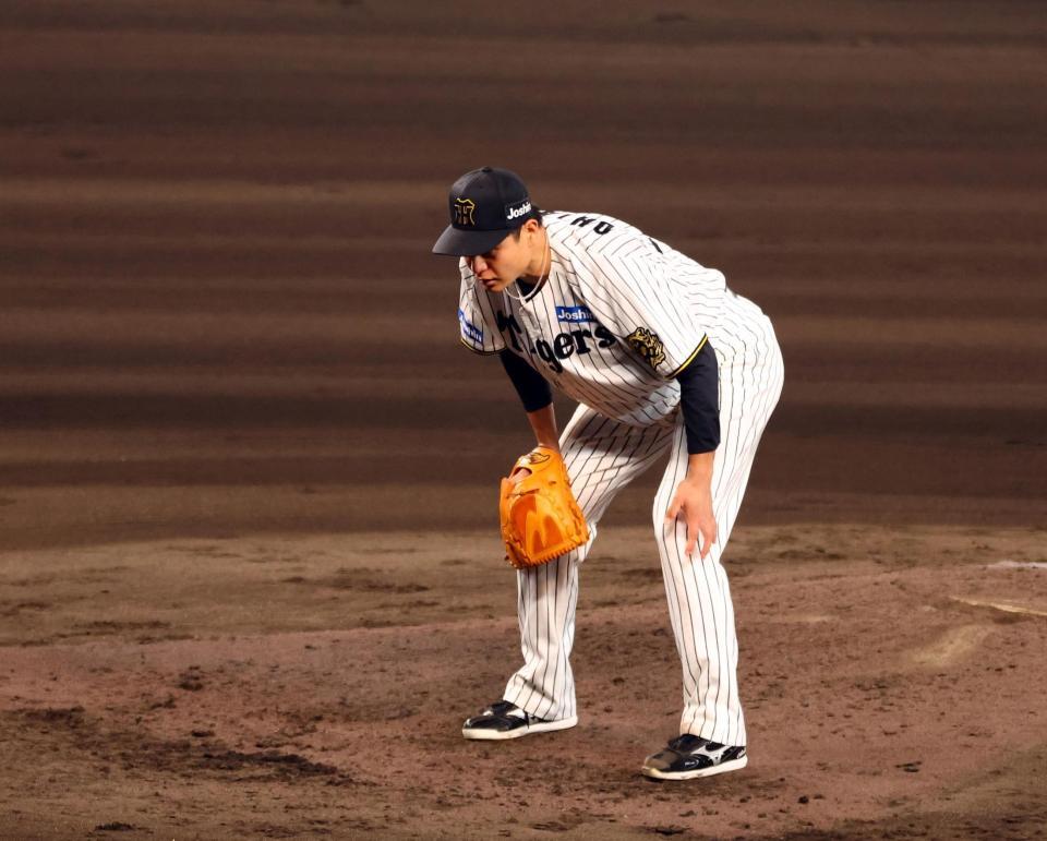 　６回、大竹は岸田に四球を許す（撮影・山口登）