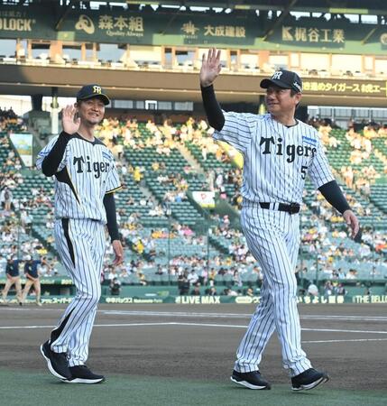 　スタンドに手を振る前田大和氏（左）と浜中治氏（撮影・西田忠信）