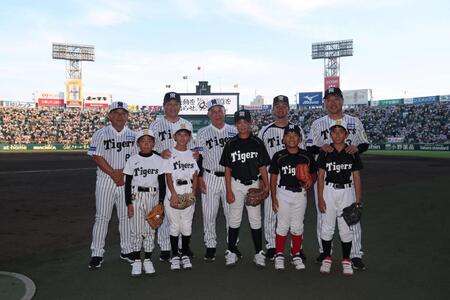 　ファーストピッチセレモニーを終え、子どもたちと写真に納まる（左から）久慈照嘉氏、浜中治氏、佐野仙好氏、関本賢太郎氏、前田大和氏