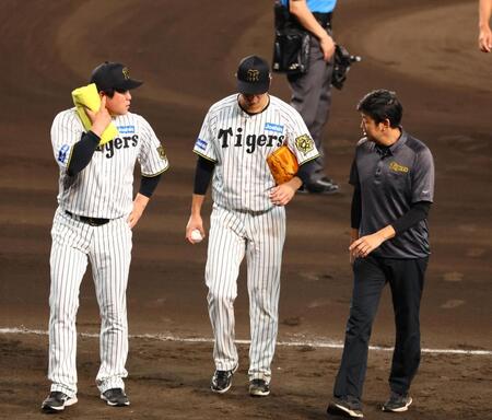 　６回、ベンチに戻る大竹（中央）＝撮影・山口登