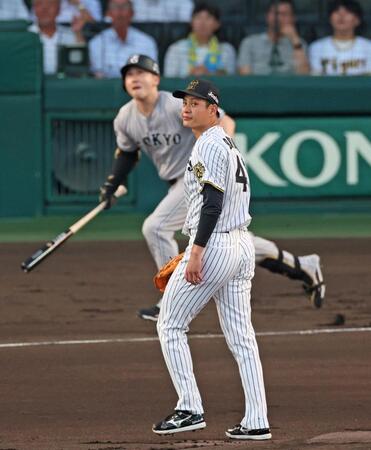 　１回、泉口を中飛に打ち取る大竹（撮影・立川洋一郎）