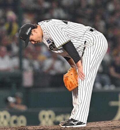　６回、岸田に四球を与え、膝に手をつく大竹