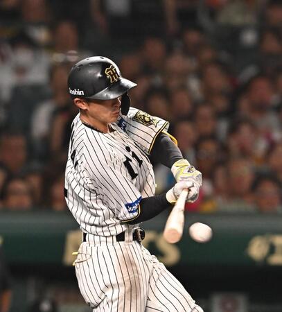 　５回、左前打を放つ熊谷（撮影・西田忠信）