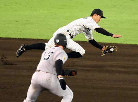 　６回、リチャードの打球を好捕する熊谷（撮影・山口登）