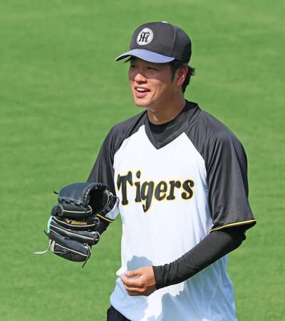 　キャッチボールで汗を流す高橋（撮影・立川洋一郎）