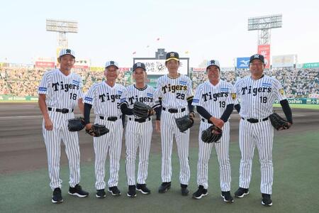 　ファーストピッチセレモニーを終え写真に納まる（左から）野田浩司氏、山本和行氏、上田二朗氏、江本孟紀氏、中西清起氏、藪恵壹氏