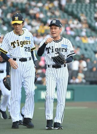 　ファーストピッチセレモニーを終え、場内一周する上田二朗氏（右）＝撮影・西田忠信