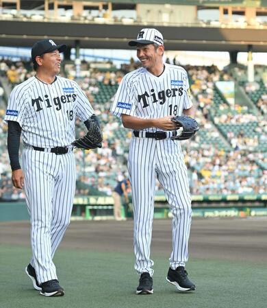 　ファーストピッチセレモニーを終え、場内一周する藪恵壹氏（左）と野田浩司氏（撮影・西田忠信）