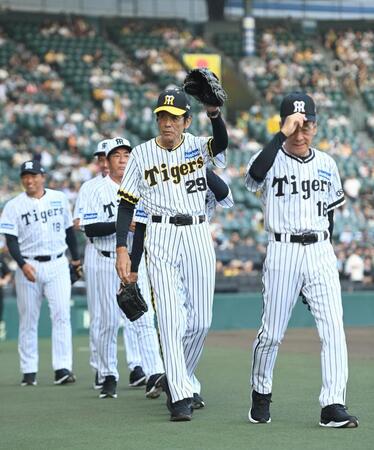 　ファーストピッチセレモニーを終え、場内一周する江本孟紀氏（撮影・西田忠信）