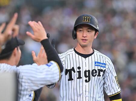 　１回、森下の先制適時二塁打で生還した近本（撮影・西田忠信）