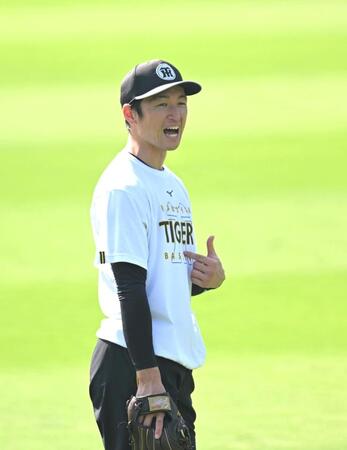 　笑顔を見せる近本（撮影・飯室逸平）