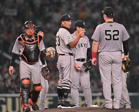 　５回途中、井上の交代を告げ自らマウンドに向かった阿部監督（中央）＝撮影・西田忠信