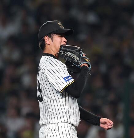 　５回、岡本に四球を与え、グラブをくわえる高橋（撮影・北村雅宏）