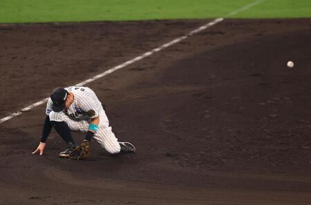 　９回、佐藤輝は若林の打球をトンネルする（撮影・山口登）