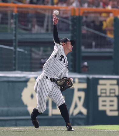 　９回、佐藤輝が若林の打球を後逸したものの、二塁へ送球してタッチアウトにする熊谷（撮影・北村雅宏）