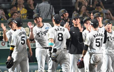 　ハイタッチでナインを迎える藤川監督（左から２人目）ら阪神ナイン（撮影・飯室逸平）