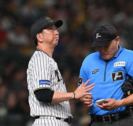 　６回を終え選手交代を告げる藤川監督（撮影・西田忠信）