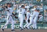 　ファーストピッチセレモニーを務める（左から）前田大和氏、浜中治氏、久慈照嘉氏、佐野仙好氏、関本賢太郎氏（撮影・北村雅宏）