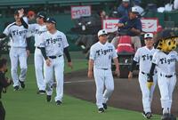 　ファーストピッチセレモニーを終えて場内を回る（右から）佐野仙好氏、久慈照嘉氏、関本賢太郎氏、浜中治氏、前田大和氏（撮影・立川洋一郎）